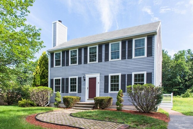 Primary Photo - Gorgeous Colonial 3 BR 1.5 Baths, Fireplac...