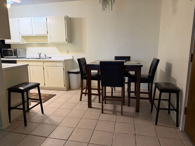 Building Photo - Fully Furnished Condo - 2 bedroom, 1 bath