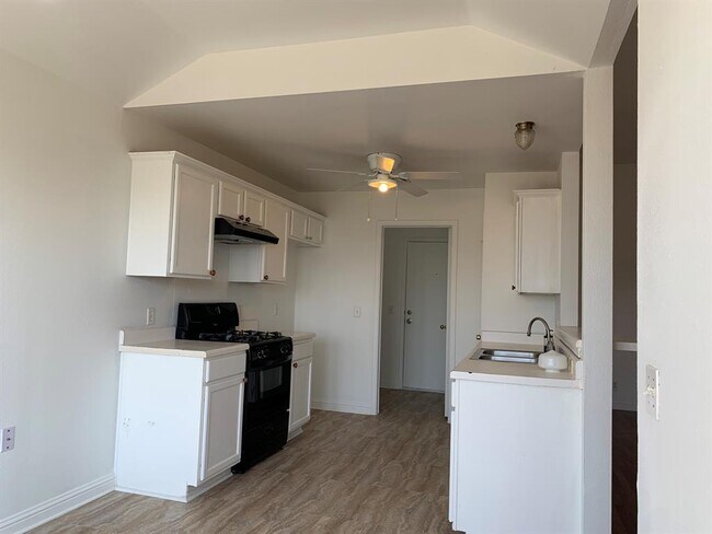 Building Photo - 210 Evergreen Cir