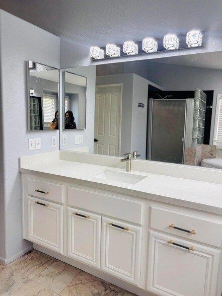 Building Photo - 47970 Vía Jardin