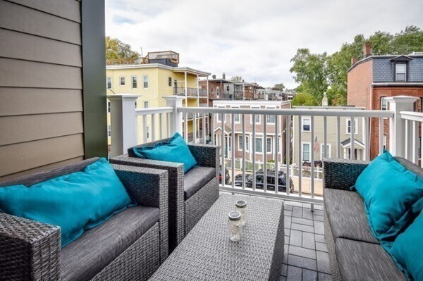 Building Photo - 928 E Broadway