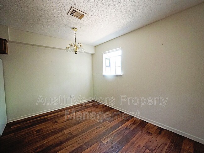 Building Photo - 115 S Frio St