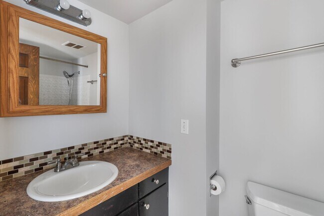 Building Photo - 3 Bed 1.5 Bath - Garage w/Storage - Pet Fr...
