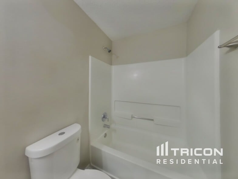 Building Photo - 824 Streamside Dr