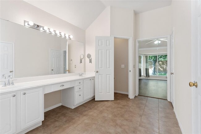 Building Photo - 10115 Willow Crossing Dr