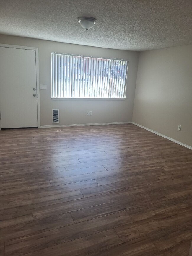 Building Photo - Charming Two Bedroom Lower Level Flat Close to Downtown Vancouver