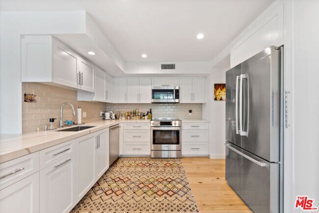 Building Photo - 818 N Doheny Dr