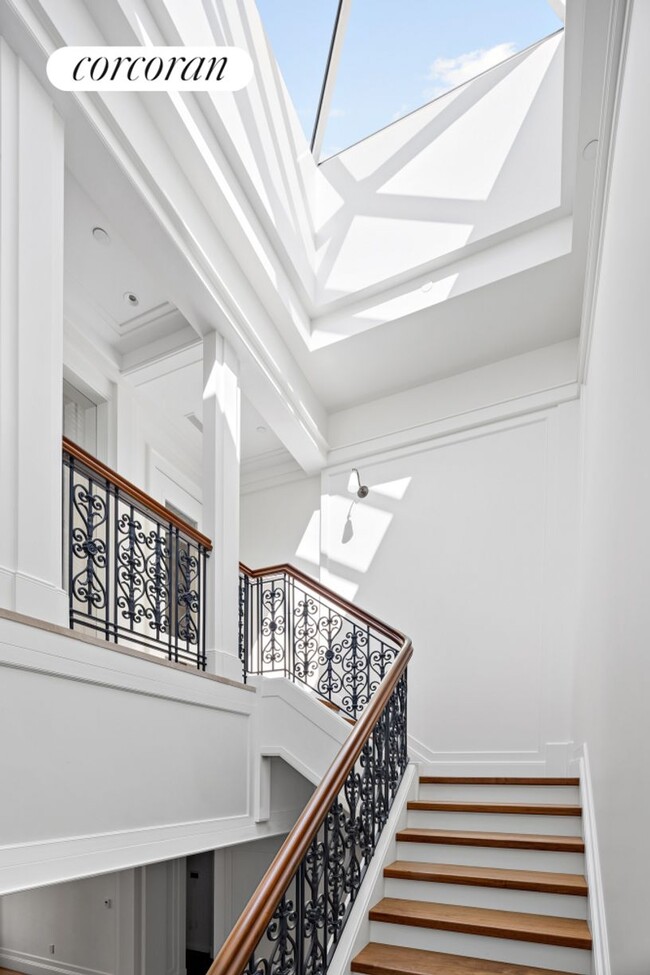 Building Photo - 4 E 64th St