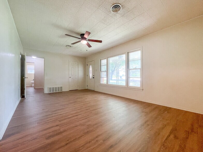Building Photo - 4500 Anlo Ave