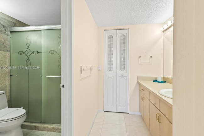 Building Photo - 1420 Brickell Bay Dr