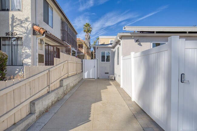 Building Photo - 1628 Thomas Ave