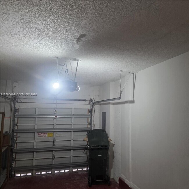 Building Photo - 4730 Lago Vista Dr