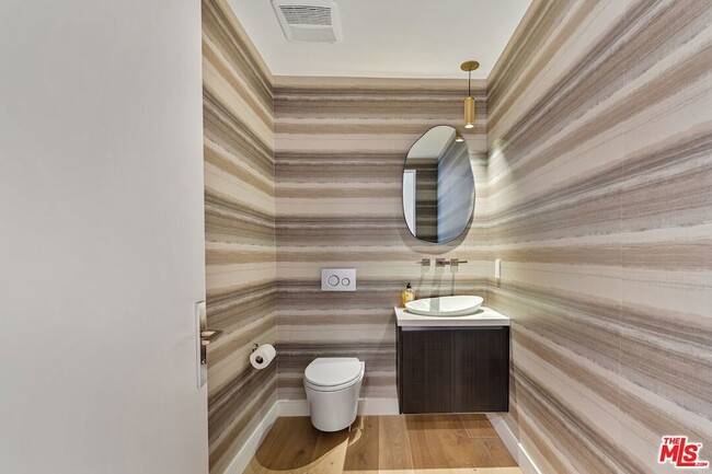 Building Photo - 505 S Barrington Ave