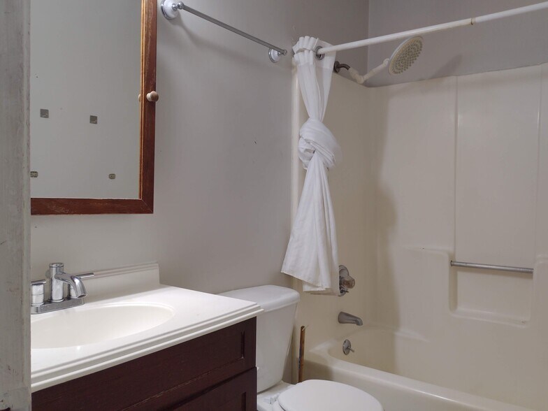 Building Photo - 755 Burcale Rd