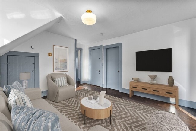 Building Photo - 8 Carlton St