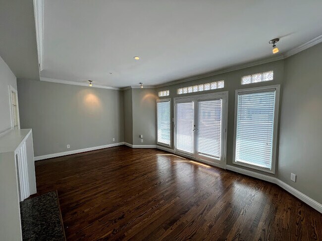 Building Photo - 4040 Avondale Ave