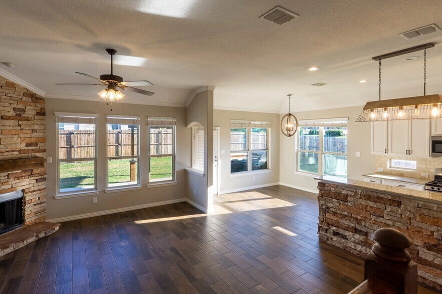 Building Photo - Room in House on Zanna Grace Way