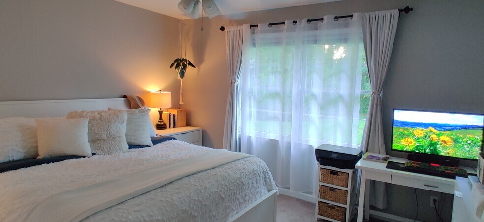 Master Bedroom - 102 Anna Ct