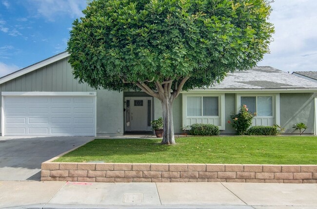 Primary Photo - Turnkey Huntington Beach Home with Modern ...