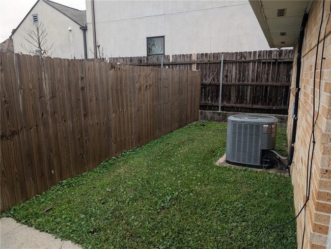 Building Photo - 226 Sharon Dr