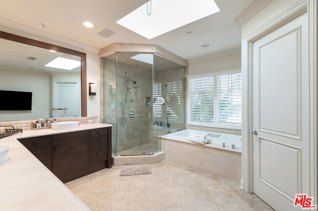 Building Photo - 9329 Nightingale Dr
