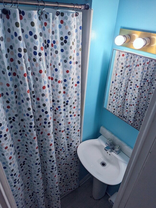 Building Photo - 2431 W Thomas St