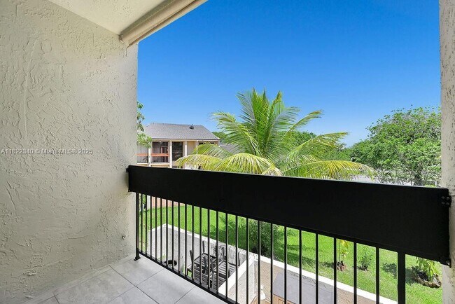 Building Photo - 9133 Fontainebleau Blvd