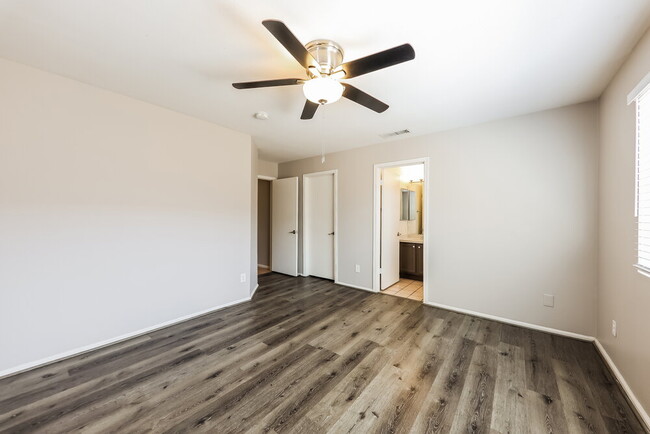Building Photo - 10727 W Calle del Sol