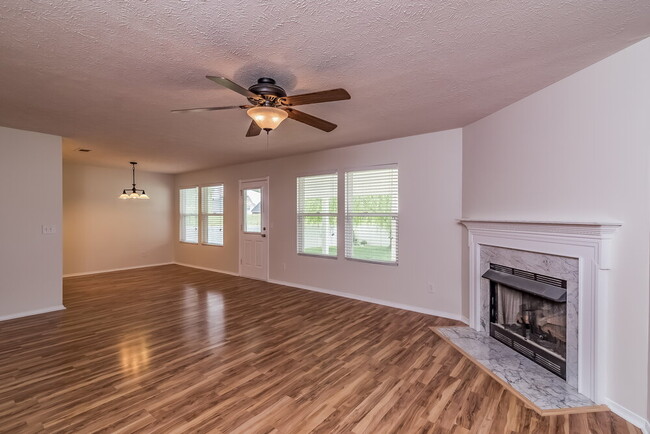 Building Photo - 5723 Roxbury Dr
