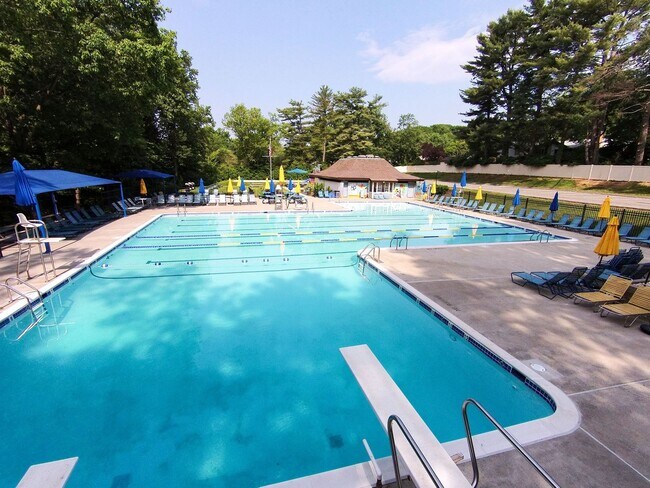 Building Photo - Amazingly Beautiful Fully Renovated 4BR/DEN/3FB/GAR North Bethesda Home