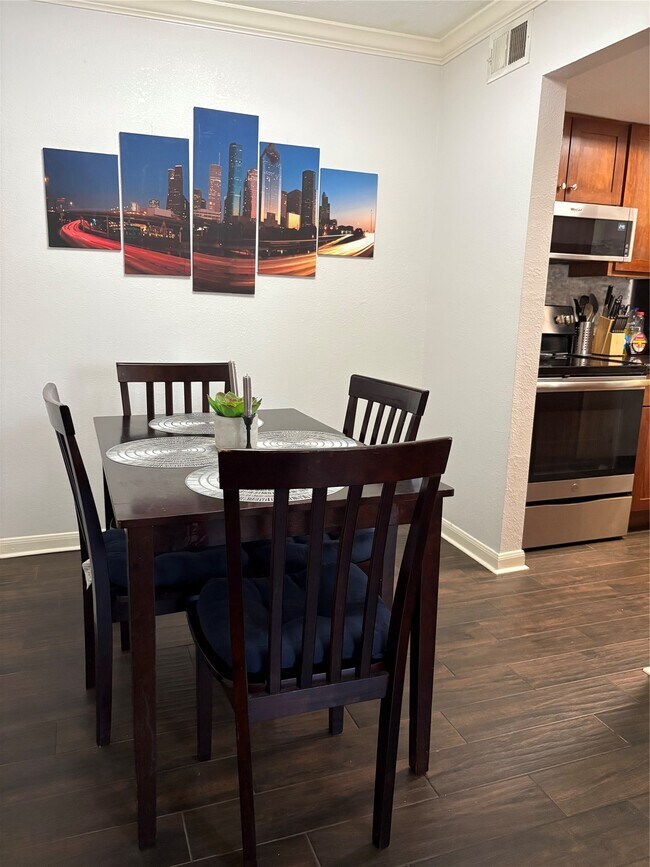 Building Photo - 732 Memorial Mews St