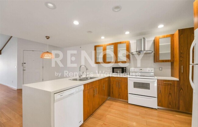 Building Photo - Modern Comfort and a Garage in Prime Aurora Location
