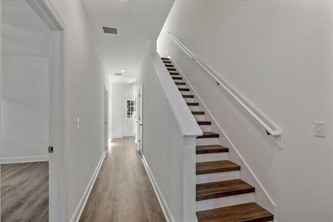 Building Photo - 5646 Native Oak Dr