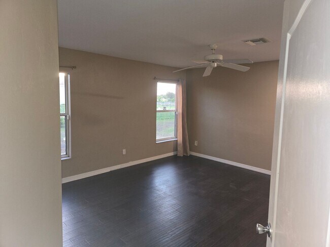 Building Photo - Price Improved!!!!-Large Family Home-Great...
