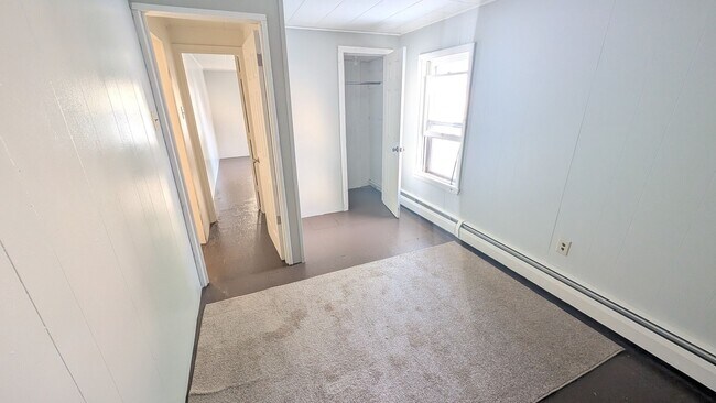 Building Photo - Spacious 3 BR on quiet Columbia street!