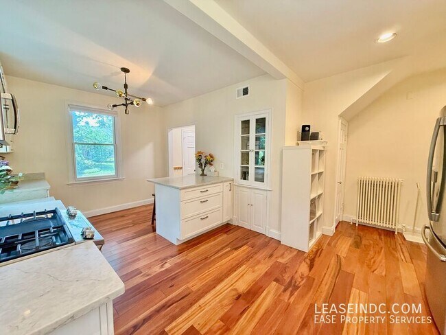 Building Photo - 4825 Butterworth Pl NW