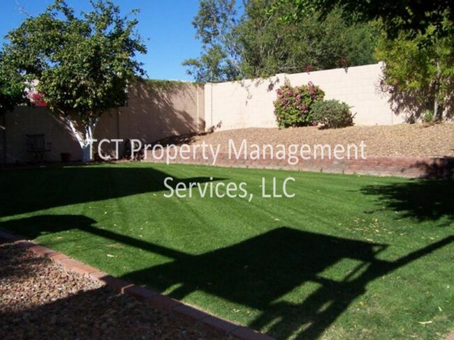Building Photo - Great 3 Bedroom with Grass Backyard!
