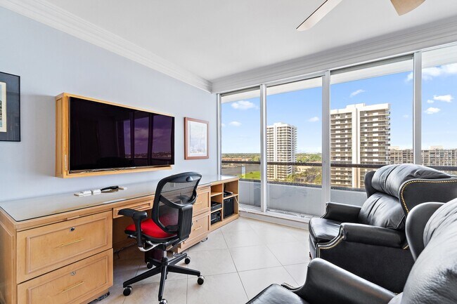 Building Photo - 100 Lakeshore Dr