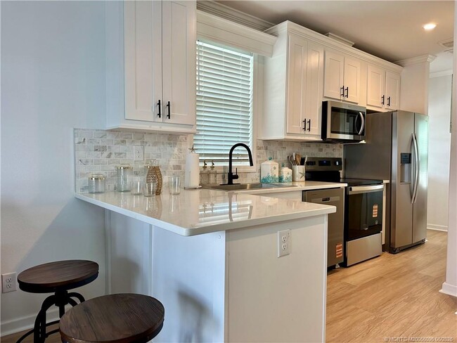 Building Photo - 254 NE Coastal Dr