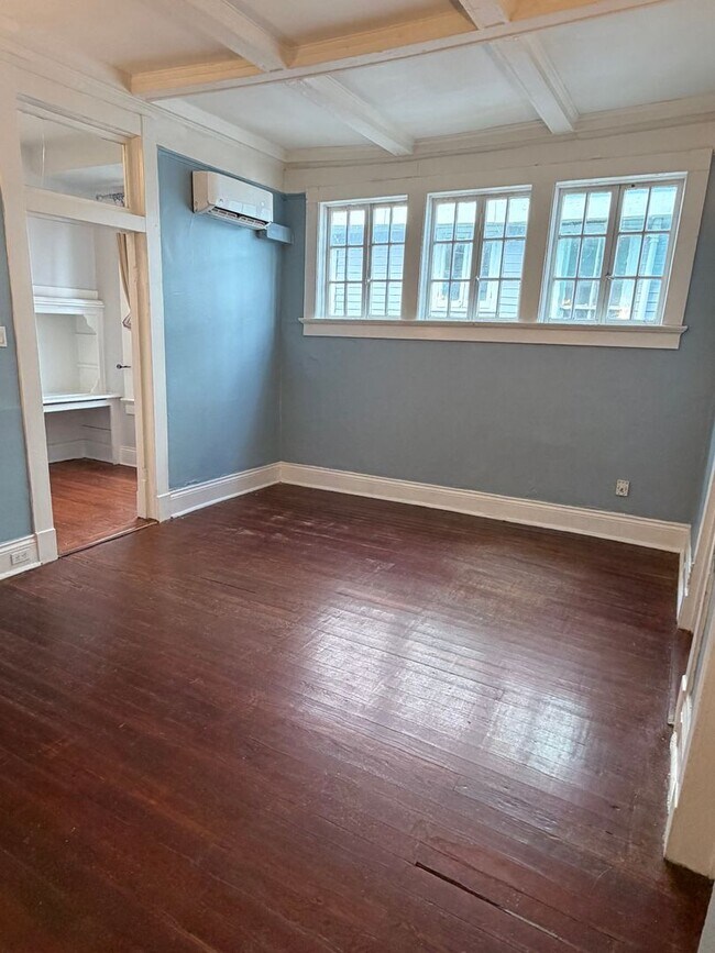 Building Photo - 2BD/1BA unit w/ big front porch, off street parking, and w/d!