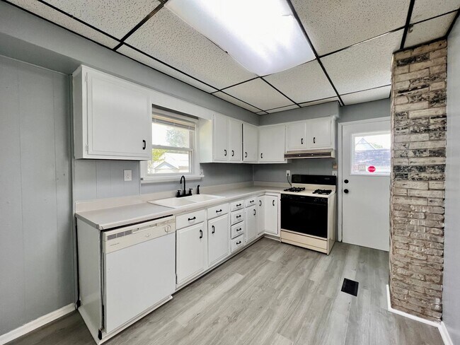 Building Photo - 3 Bedroom House