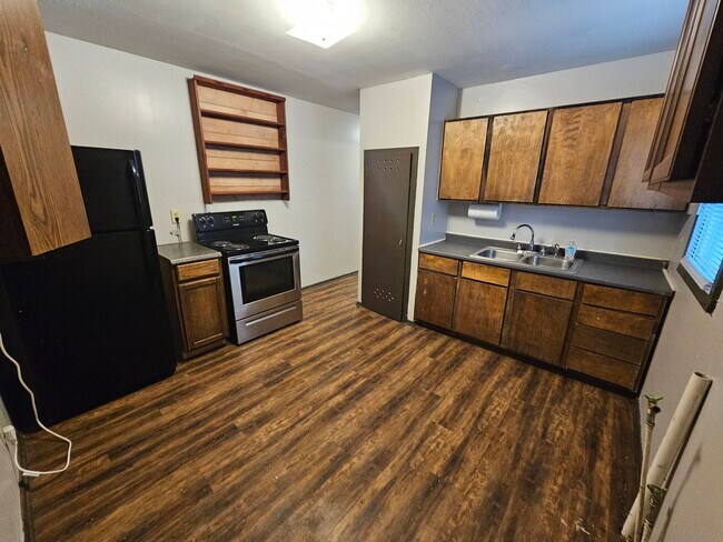 Building Photo - 608 S College Ave