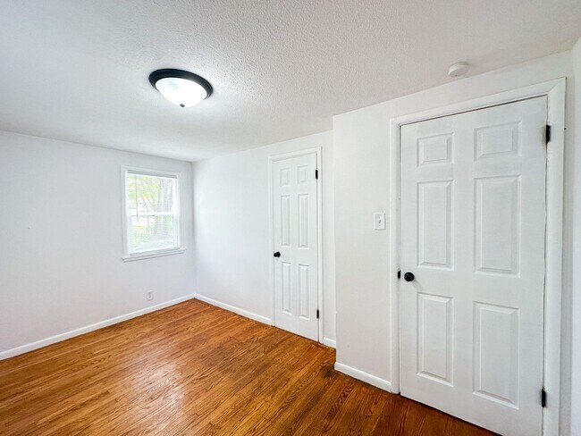 Building Photo - 2833 E Vermont St