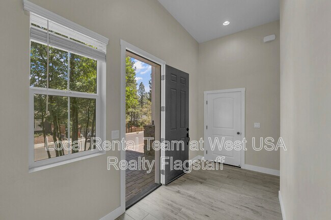 Building Photo - 781 N Forest View Dr
