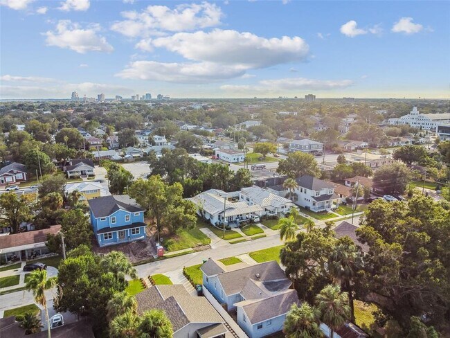 Building Photo - 1913 W Lemon St