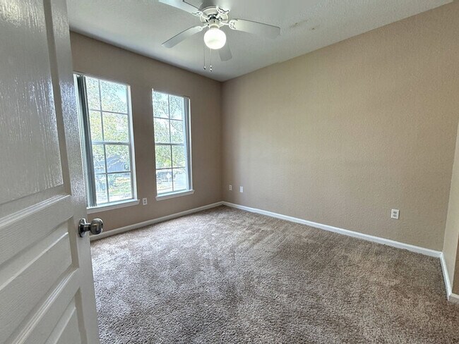 Building Photo - 9301 Crescent Loop Cir