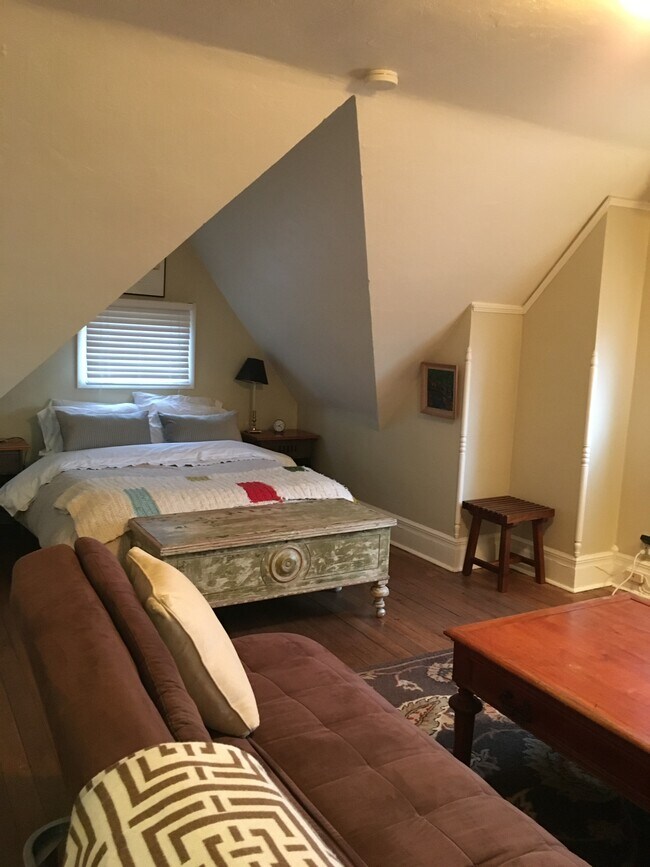 Building Photo - 717 W Huron St