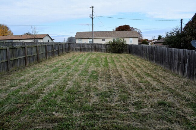 Building Photo - Spacious 3 bedroom, 2.5 bathroom duplex!
