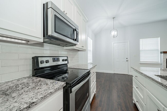Building Photo - Beautifully Updated 3-Bed, 2-Bath Home Nea...