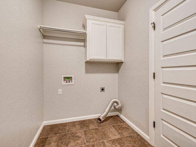 Building Photo - 5301 NW 162nd Ter, Edmond, OK 73013